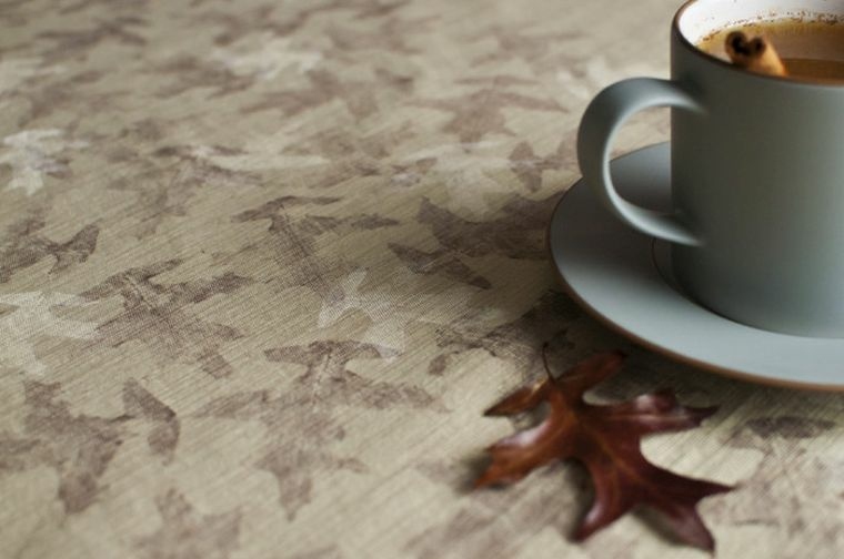 decorazione della tavola con foglie morte