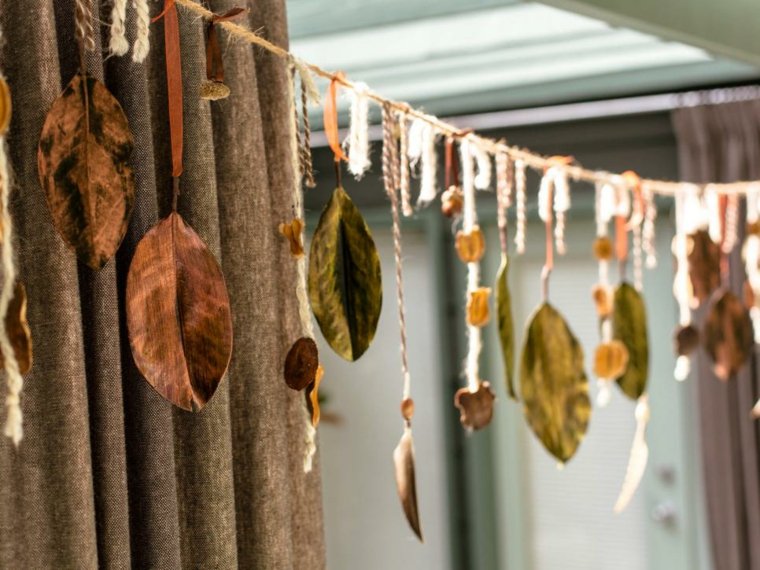 Crea una ghirlanda autunnale con foglie decorative
