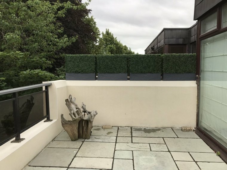 balkonski lonci s pogledom na povjetarac-umjetna-živa ograda-crno-staklo