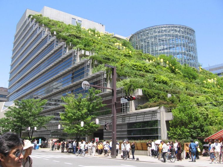 zanimljiva dizajnerska zgrada ACROS u Japanu