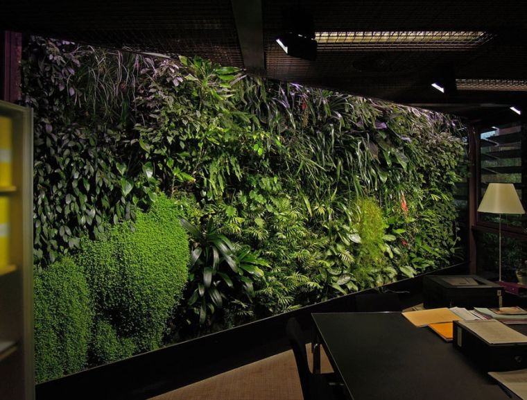 ブランリ美術館の内部の緑の壁