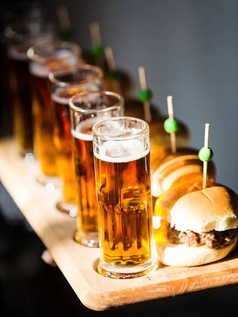 svadba-švedski sto-jelovnik-min-burger-pivo