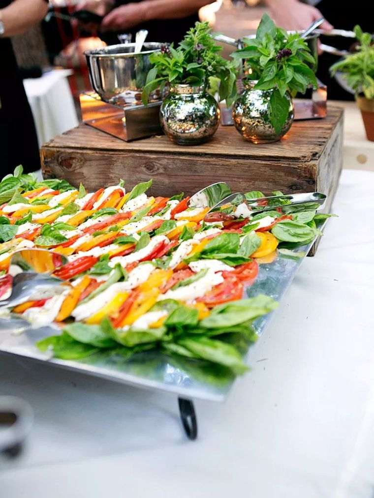 esküvői menü-hideg-büfé-becsületbor-saláta-caprese