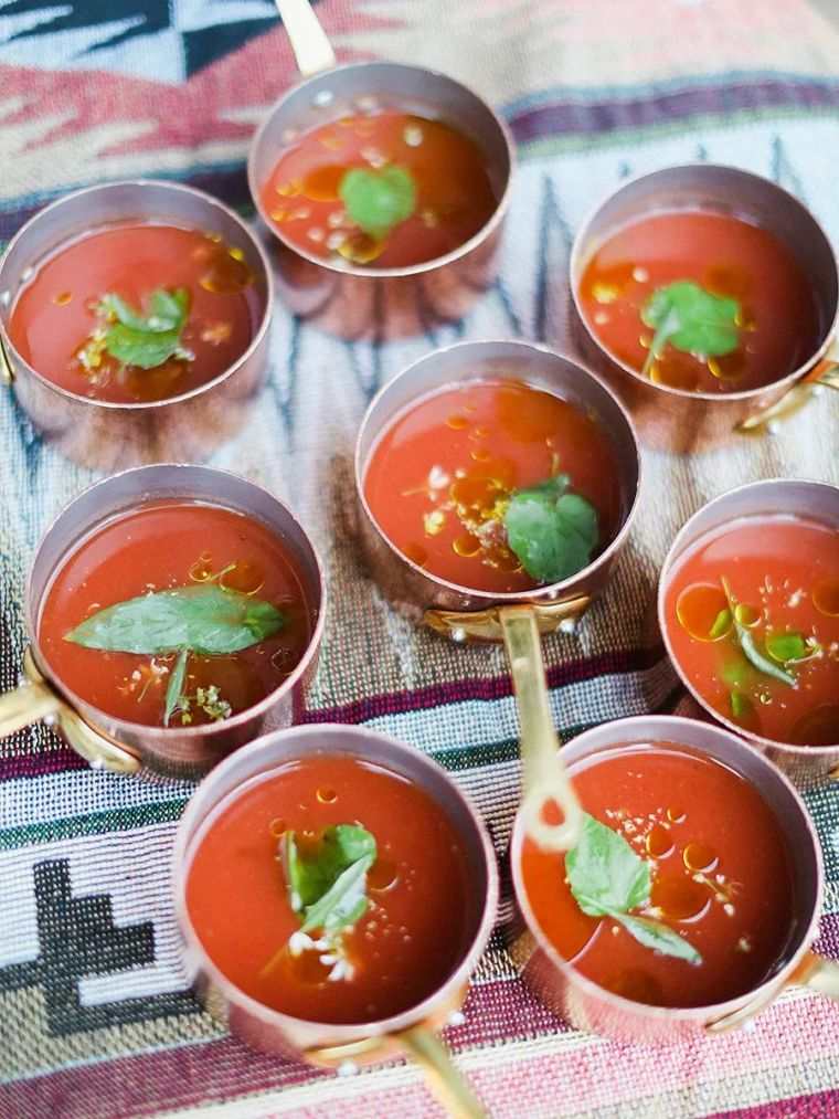 vino-čast-vjenčanje-ljeto-hladni-švedski stol-gazpacho