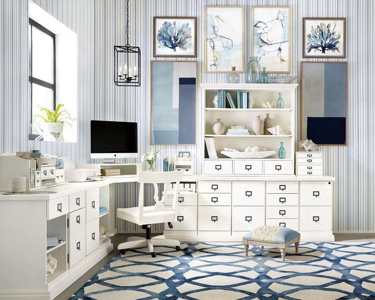 kućni ured u plavo -bijeloj boji