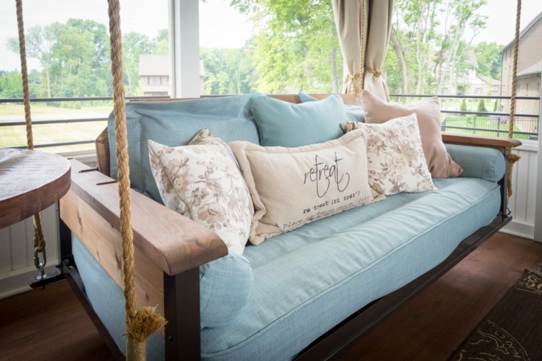 drvena sofa s terasom i kaučom na verandi