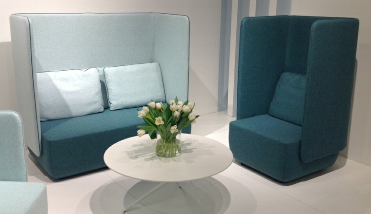 kanapé design modern nappali kék karosszék fehér dohányzóasztal