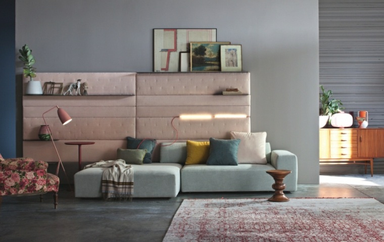 kanapé design nappali modern ötlet párna nappali elrendezés polcok modern steppelt falak padlószőnyegek