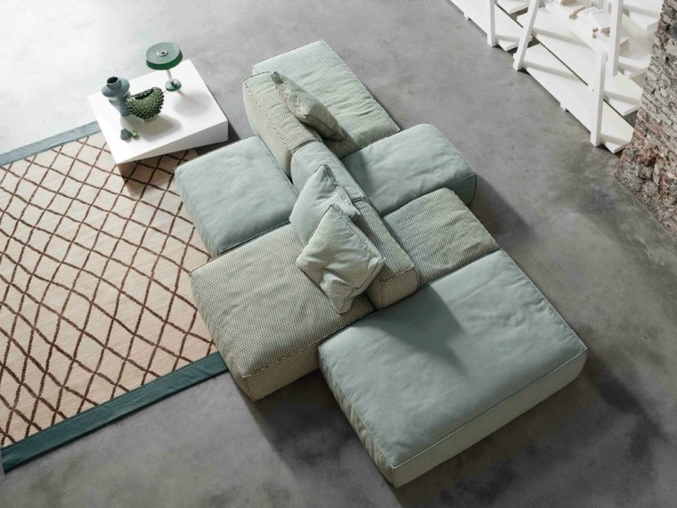 kanapé design nappali elrendezés ötlet padlószőnyeg grafikus minta