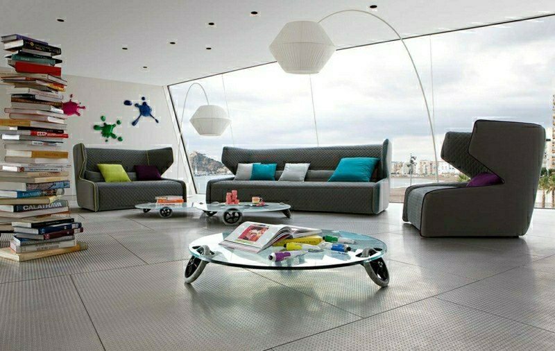 siva kauč na stolu sa kotačićima bijela lampa moderan dizajn dnevnog boravka