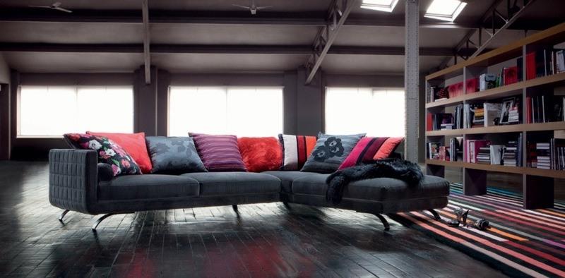 tamnosive sofe dizajnerski jastuci cvjetni uzorci drvene police