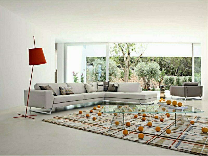 Interijer dnevne sobe moderne sofe kožna bijela lampa