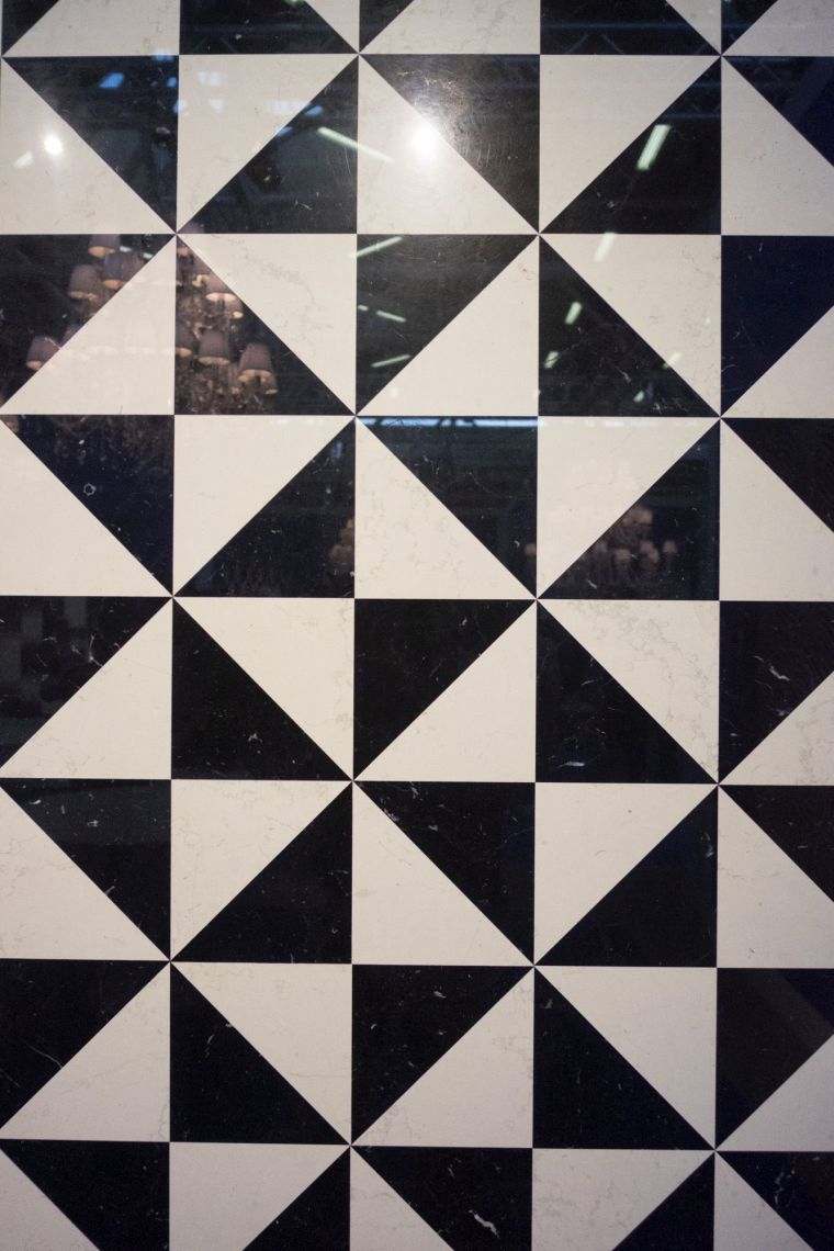 fürdőszoba-fal-dekoráció-fekete-fehér kockás csempe