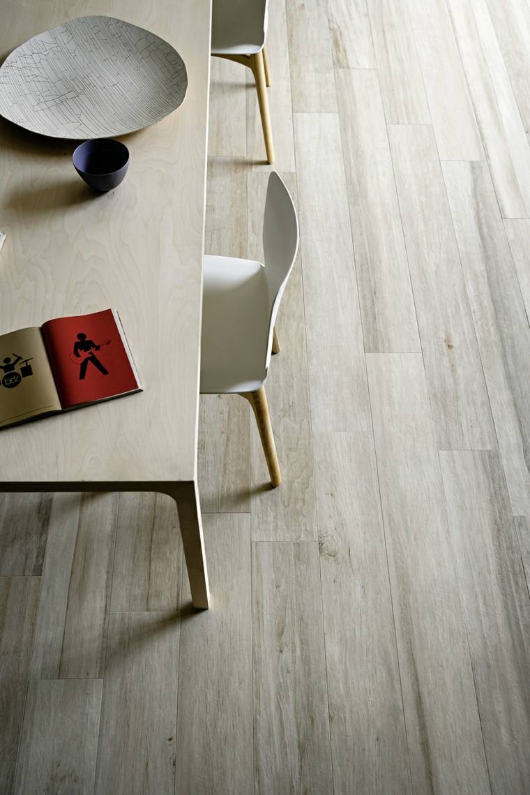 medžio imitacijos plytelės dizaino idėja interjeras medinis stalas balta kėdė marazzi