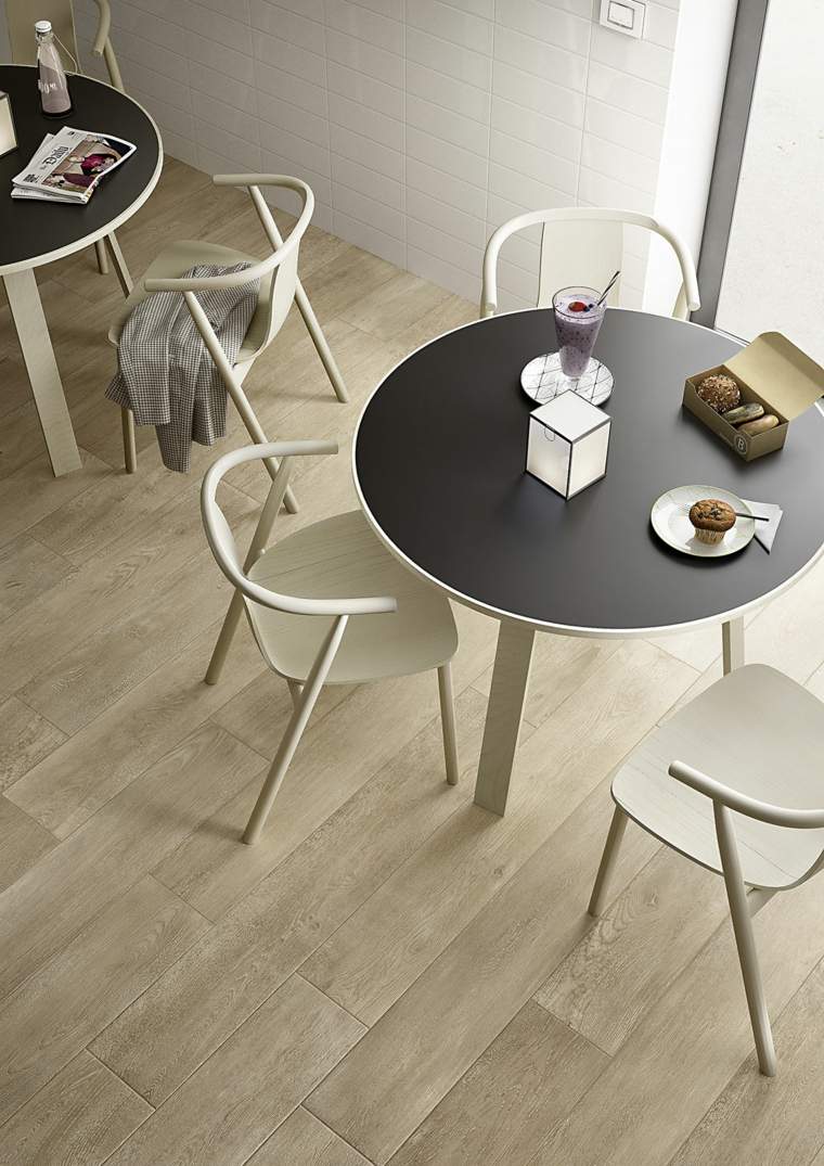 smėlio spalvos parketo grindų plytelės dizaino idėjos medinis stalas balta medinė kėdė dizaino marazzi