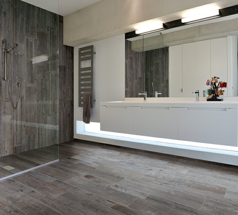 medinės plytelės vonios dušo kabinos grindų idėjos