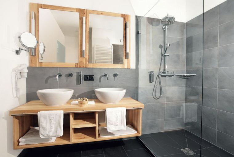 Skandinavski ukras kupaonice od sivog drveta