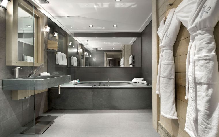 sive kupaonske pločice i drveni interijer elegantni