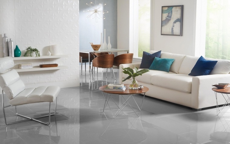 nappali csempézett padlóval és fehér bútorokkal