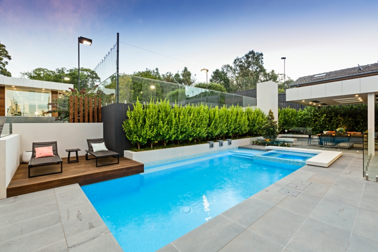 giardino con piscina, vista sulla brezza