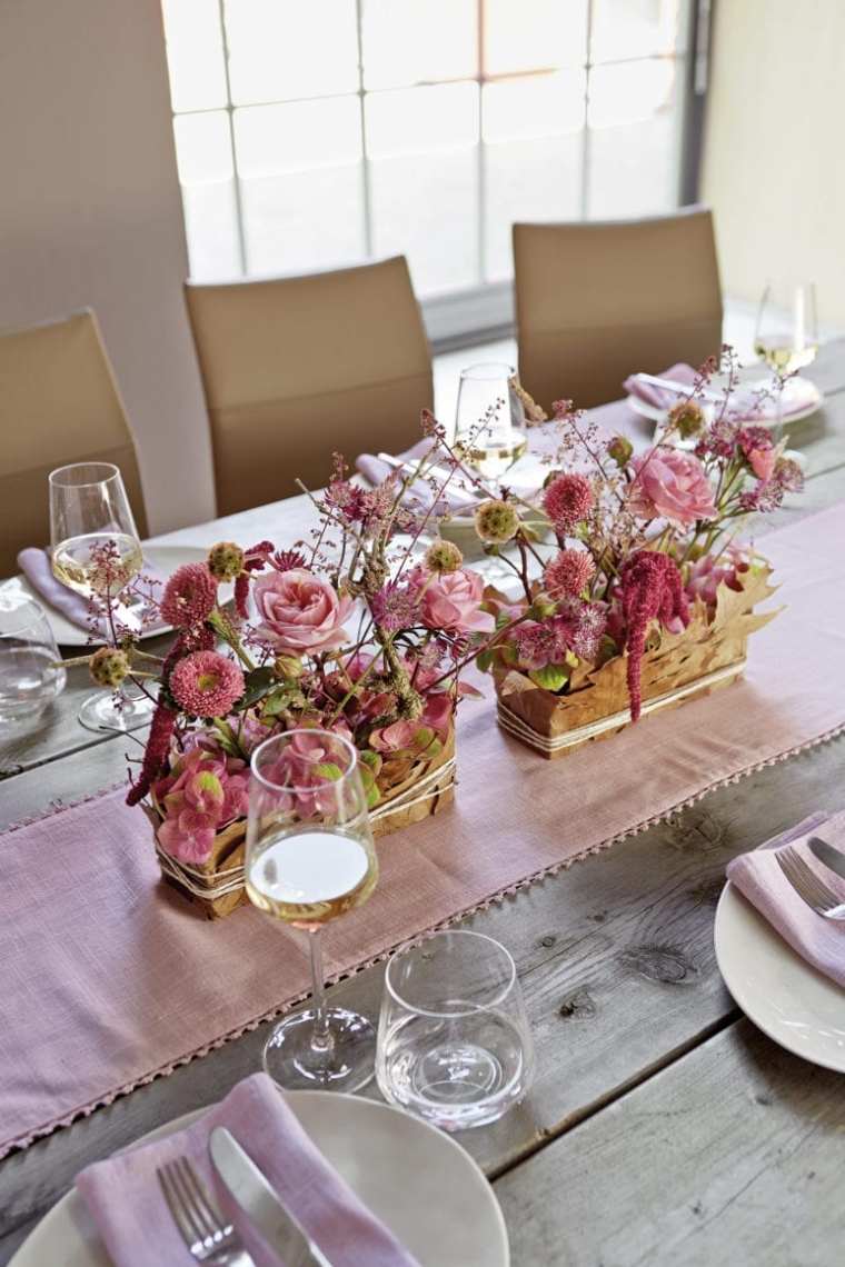 stalo dekoravimas gėlėmis centre