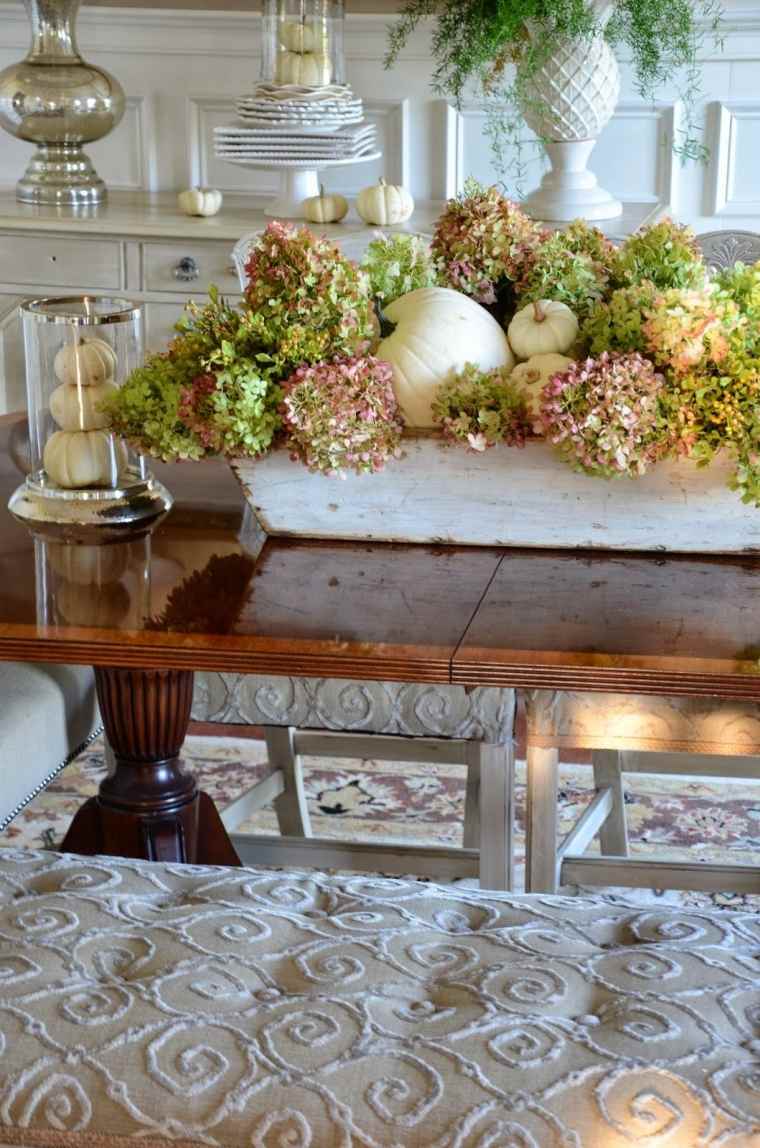 stolna dekoracija s cvijećem i bundevama