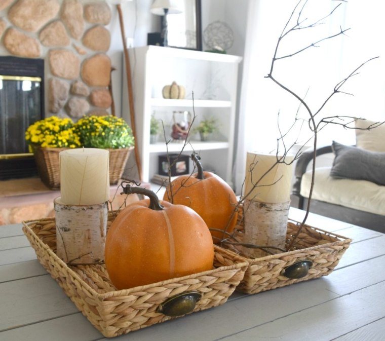 cesto con zucche come decorazione da tavola