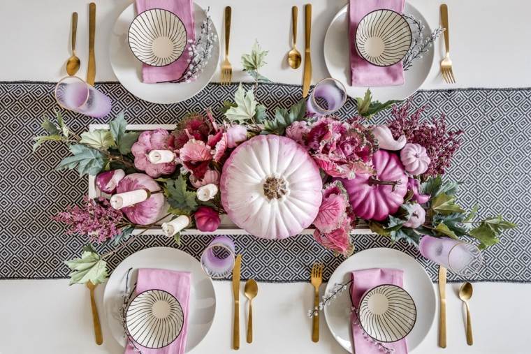 asztali dekoráció lila színben