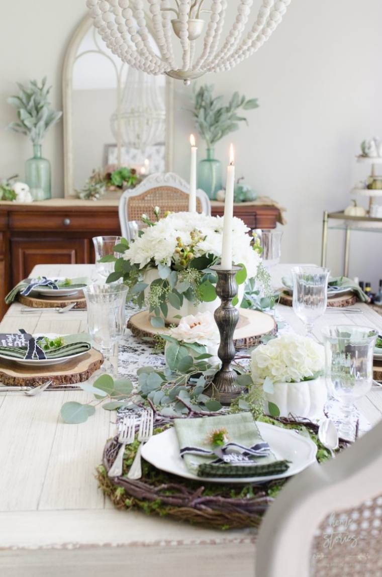 decorazione della tavola autunnale con fiori