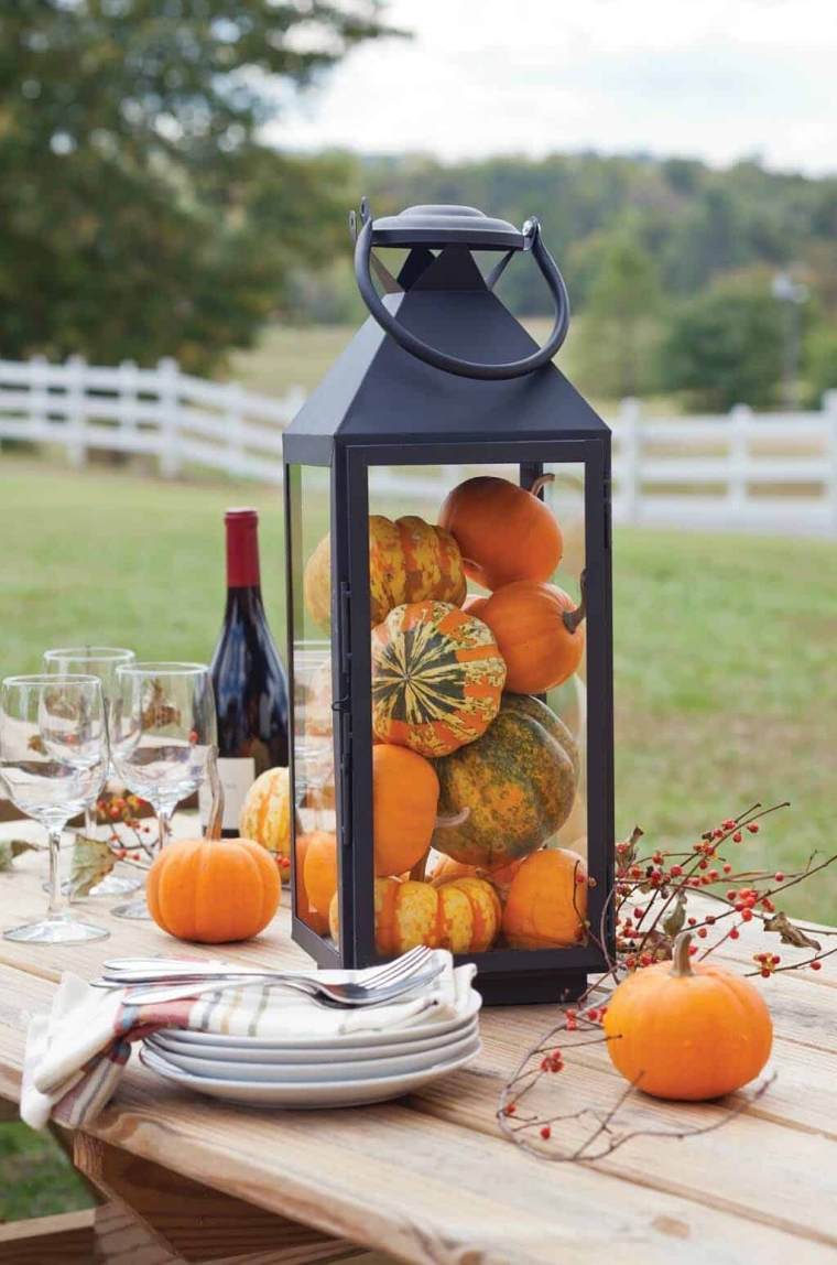 提灯が付いている秋のテーブル