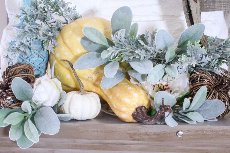 decorazione-autunno-per-camino-piante-modello-zucche