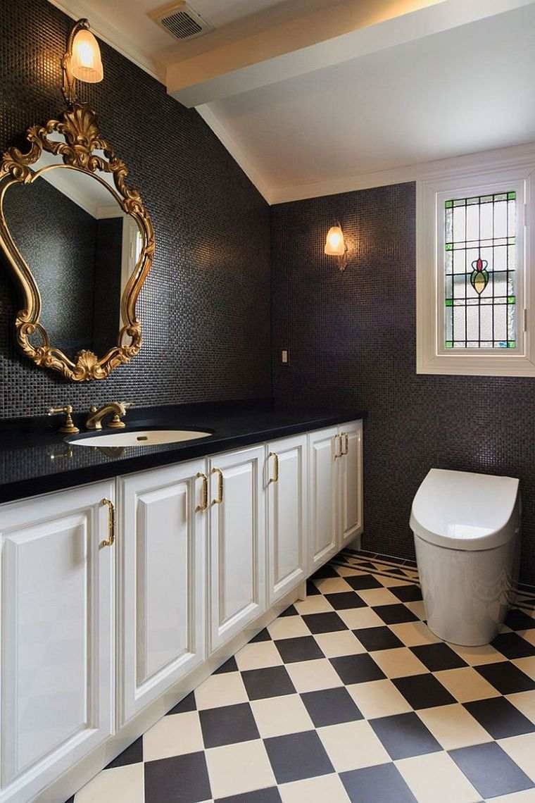 veidrodžio-aukso-rėmo-baroko stiliaus-vonios kambario idėja