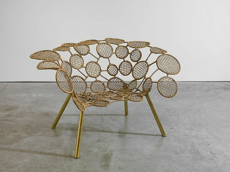 suvremena stolica željezna zlatna akcentna boja