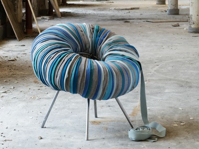 現代的な丸い椅子の快適なデザインのリビングルーム