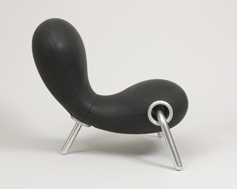 黒鉄のリビングルームスタイルの革張りの椅子