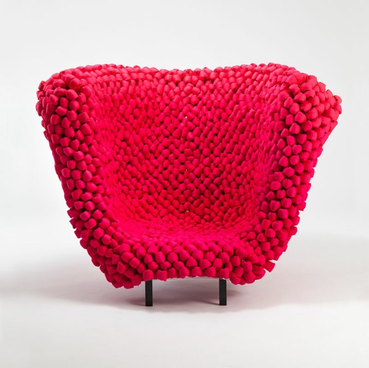 crvena dizajnerska stolica akcentni namještaj dnevni boravak