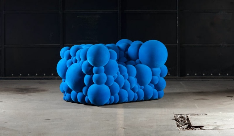 Innovazione contemporanea del salone di design della sedia blu