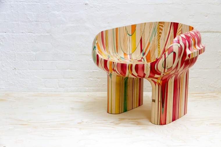 現代的な椅子の色は喜びの木のリビングルーム