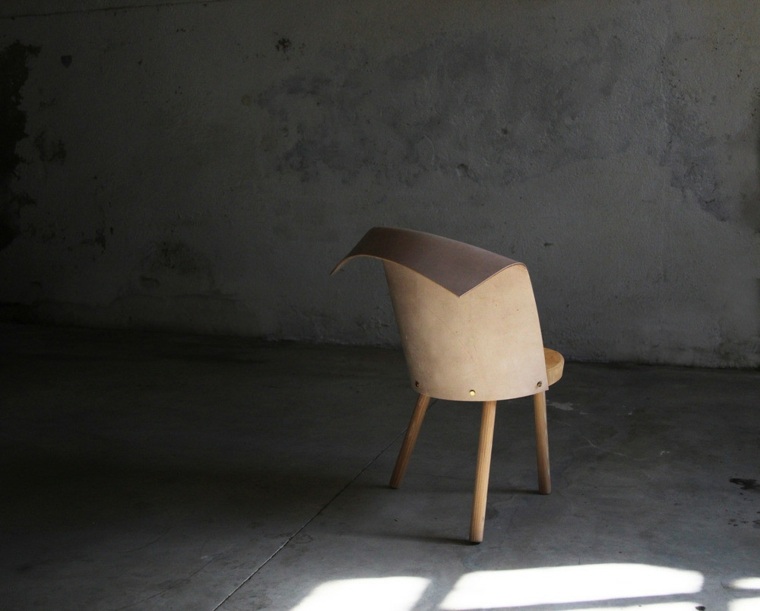 stolica u stilu Jordi-Ribaudí u stilu clop-koža