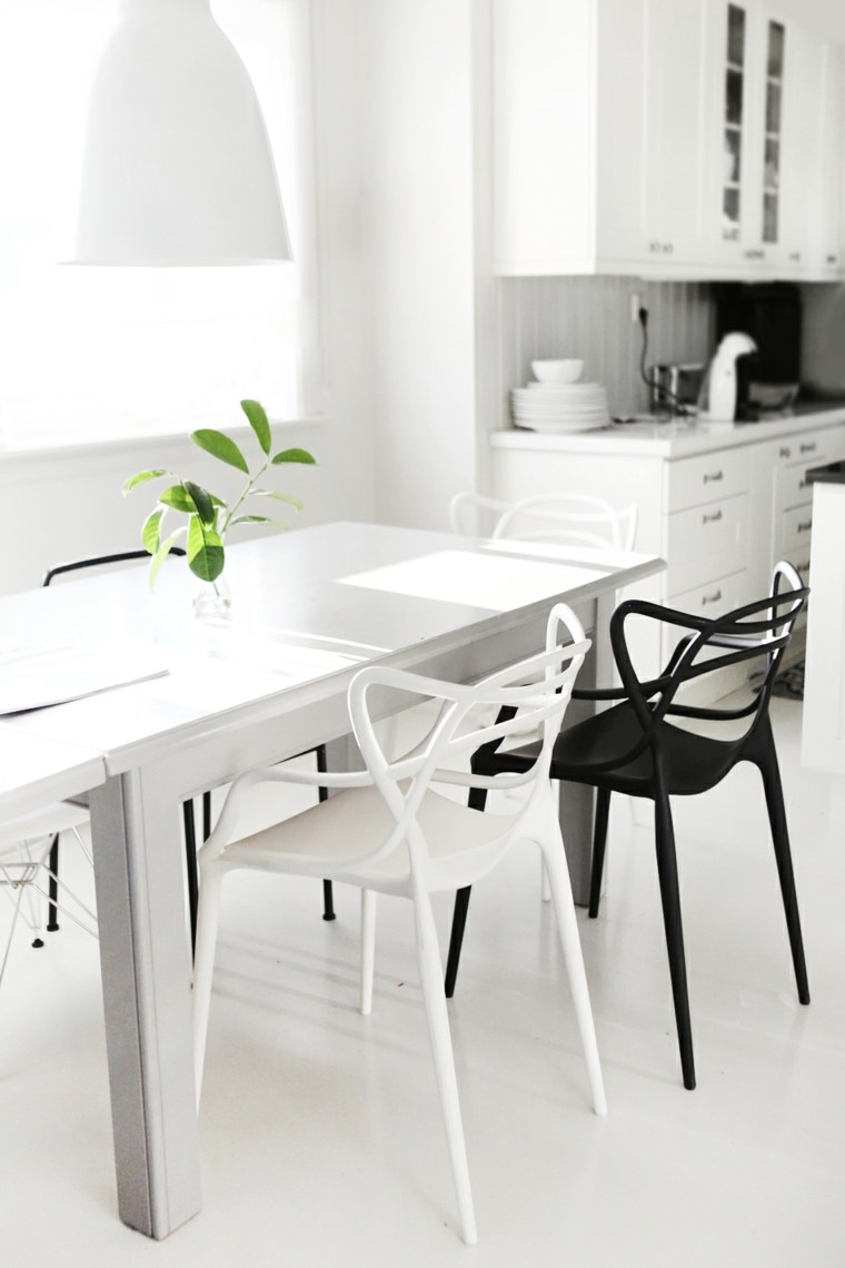 Skandinaviškos kėdės neutralios spalvos virtuvės biuro baldai