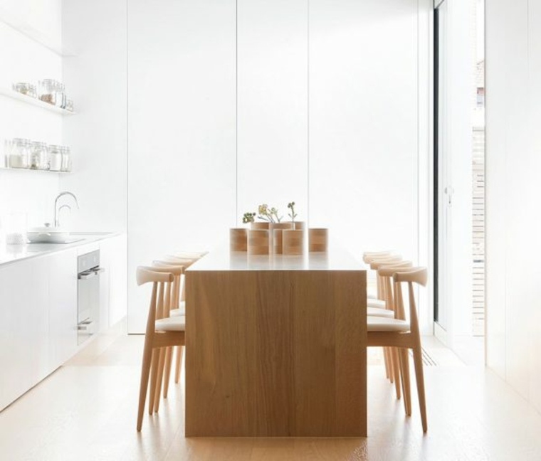 Skandinaviško stiliaus kėdės deko valgomojo zonos virtuvės išdėstymas