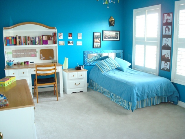 camera da letto ragazza adolescente bianca blu