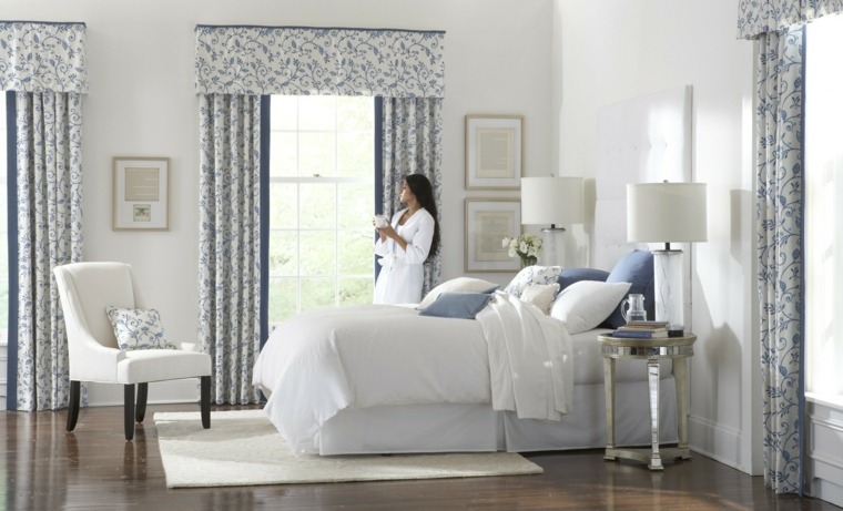 Tende bianche blu di interior design della camera da letto bianca