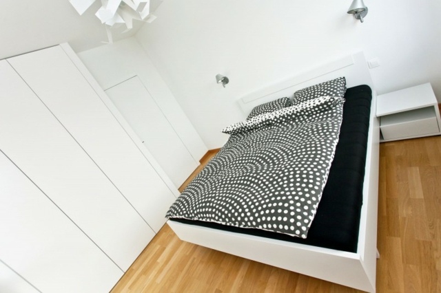白いデザインの寝室