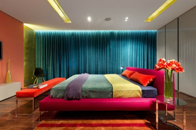 暖かい色のデザインの寝室