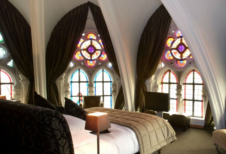 modernus gotikinis miegamasis