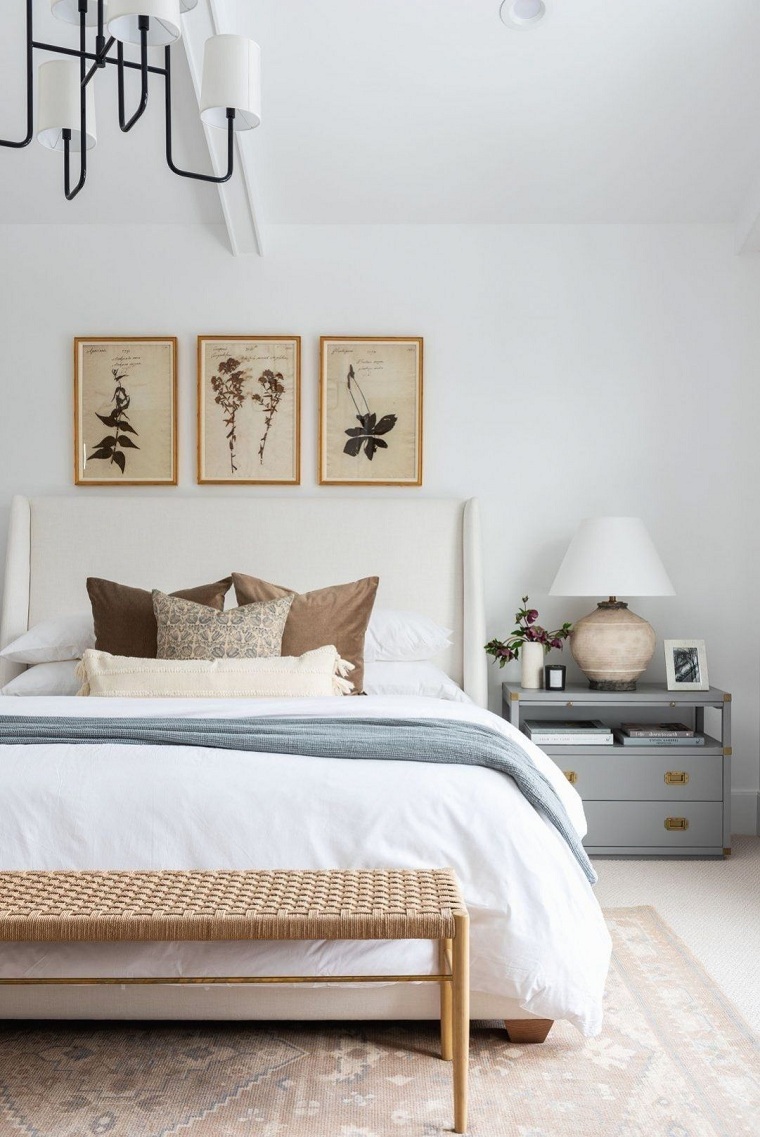 arredamento camera da letto bianco e legno beige