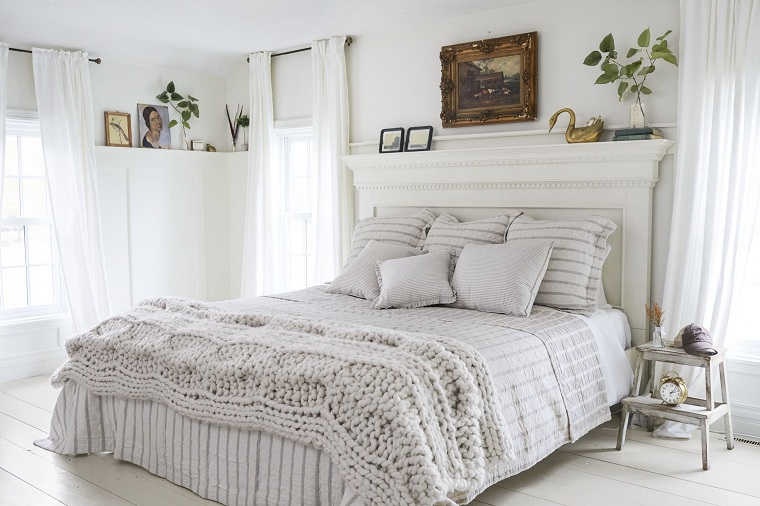 prašmatnus baltas ir medinis miegamojo dekoras