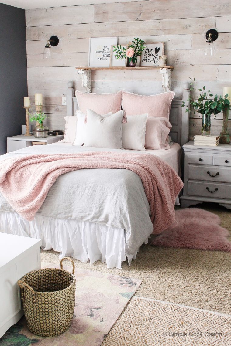 ピンクと白のヴィンテージの寝室の装飾