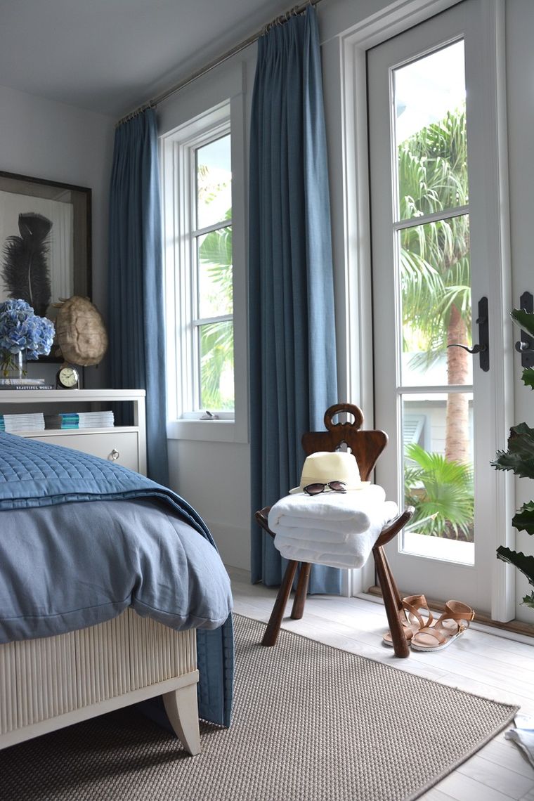 青と白のヴィンテージの寝室の装飾